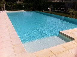 piscina a skimmer con scala in opera